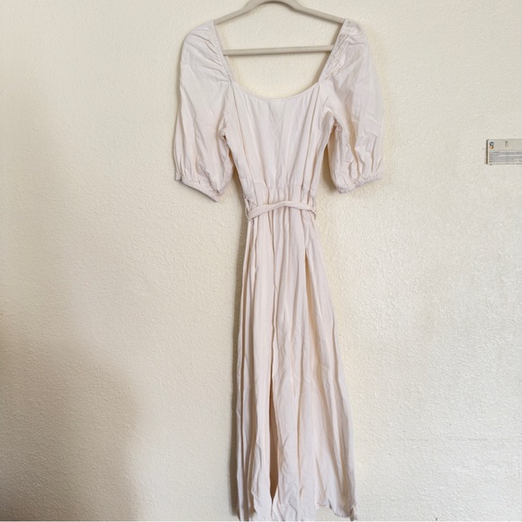 H&M Creped Dress Puff Sleeves
Square Neckline - Picture 11 of 13